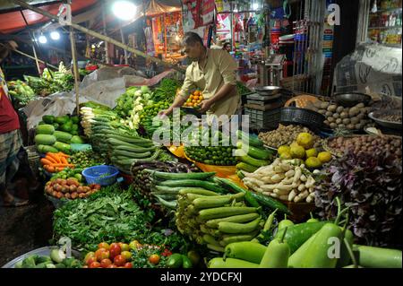 Un marché de légumes local à Sylhet. Le gouvernement prévoit de vendre certains légumes à des prix subventionnés à des groupes à faible revenu dans le cadre d’un projet pilote dans la capitale. Dans le cadre du plan, les légumes comme les pommes de terre, les oignons et les piments verts seront achetés directement auprès des agriculteurs et vendus par le biais de ventes sur le marché libre (SGD) à des endroits désignés dans les régions à faible revenu. Sylhet, Bangladesh. Banque D'Images