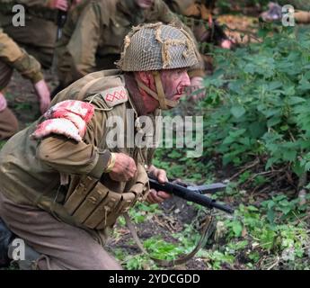 Victory Show, leicester, Royaume-Uni, août 2024. Les acteurs sur le champ de bataille organisent des combats simulés avec des explosions, des coups de feu et des véhicules. Banque D'Images