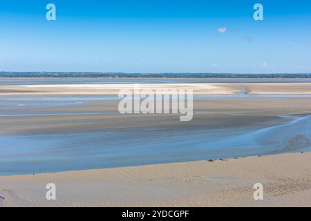 Voir des murs du Mont Saint Michel sur la baie pendant la marée basse. France Banque D'Images