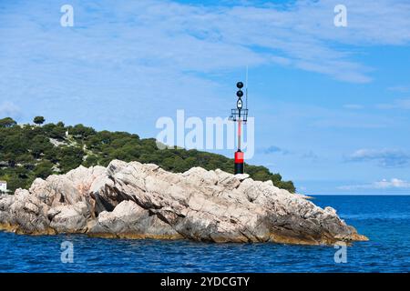 Signe de danger nautique sur un rocher dans la mer Banque D'Images