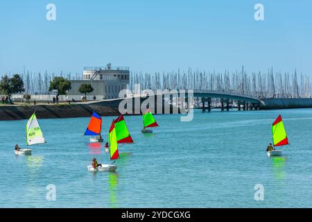 FRANCE, LA ROCHELLE - 21 SEPTEMBRE : formation à la voile de jeunes enfants à la Rochelle, France, le 21 septembre 2015 Banque D'Images