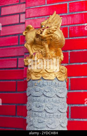 Golden dragon statue Banque D'Images