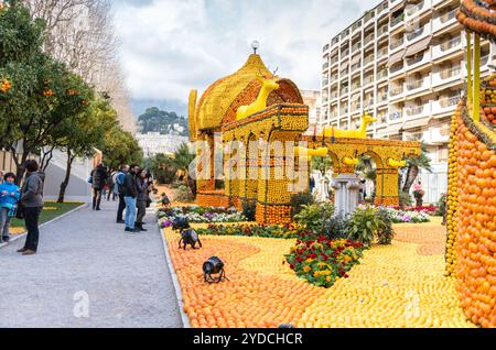 FRANCE, MENTON - 18 FÉVRIER : 84ème Fête du citron (Fête du citron) dans la ville de Menton sur la Côte d'Azur. Énormes constructions d'agrumes faites à partir de citrons an Banque D'Images