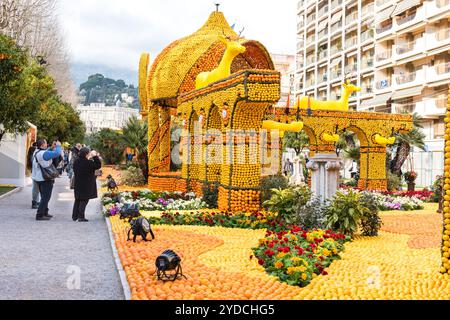 FRANCE, MENTON - 18 FÉVRIER : 84ème Fête du citron (Fête du citron) dans la ville de Menton sur la Côte d'Azur. Énormes constructions d'agrumes faites à partir de citrons an Banque D'Images