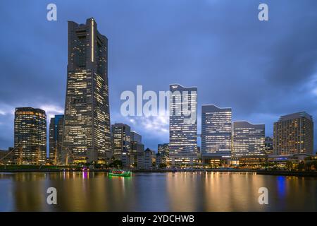 Il s'agit d'une vue de la ligne d'horizon du quartier central des affaires Minato Mirari 21 de Yokohama où vous pouvez voir la tour Landmark sur le côté gauche sur J. Banque D'Images