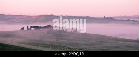 Vue du brouillard du matin sur la ferme en Toscane, Italie Banque D'Images