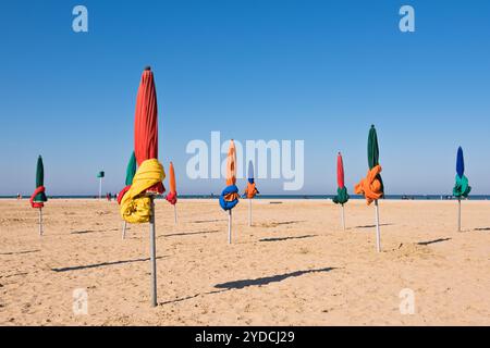 Les célèbres parasols colorés sur la plage de Deauville Banque D'Images