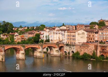 Vue sur le pont d'août à Albi, France. Plan horizontal Banque D'Images