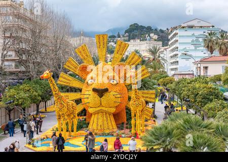 FRANCE, MENTON - 18 FÉVRIER : 84ème Fête du citron (Fête du citron) dans la ville de Menton sur la Côte d'Azur. Énormes constructions d'agrumes faites à partir de citrons an Banque D'Images