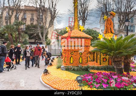 FRANCE, MENTON - 18 FÉVRIER : 84ème Fête du citron (Fête du citron) dans la ville de Menton sur la Côte d'Azur. Énormes constructions d'agrumes faites à partir de citrons an Banque D'Images