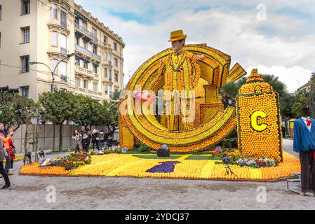 FRANCE, MENTON - 18 FÉVRIER : 84ème Fête du citron (Fête du citron) dans la ville de Menton sur la Côte d'Azur. Énormes constructions d'agrumes faites à partir de citrons an Banque D'Images