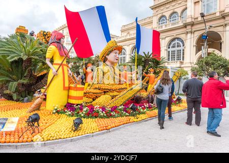 FRANCE, MENTON - 18 FÉVRIER : 84ème Fête du citron (Fête du citron) dans la ville de Menton sur la Côte d'Azur. Énormes constructions d'agrumes faites à partir de citrons an Banque D'Images