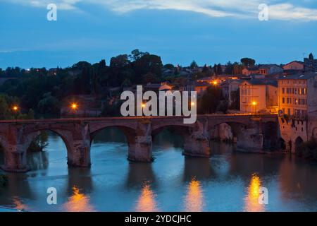 Vue de l'Albi, France dans la nuit. Plan horizontal Banque D'Images