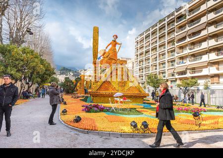 FRANCE, MENTON - 18 FÉVRIER : 84ème Fête du citron (Fête du citron) dans la ville de Menton sur la Côte d'Azur. Énormes constructions d'agrumes faites à partir de citrons an Banque D'Images