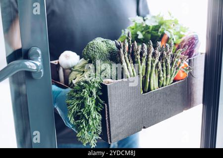 Livraison de légumes pendant une épidémie de coronavirus Banque D'Images