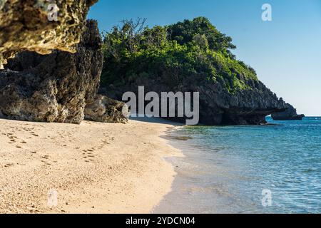 Plage cachée tranquille avec falaises rocheuses et eaux cristallines - Un paradis isolé dans les tropiques Banque D'Images