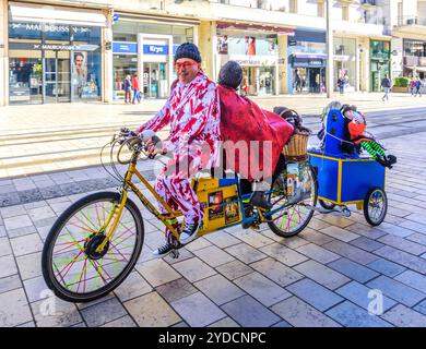 Couple amusant chevauchant dos-à-avant vélo tandem dans le centre-ville - Tours, Indre-et-Loire (37), France. Banque D'Images