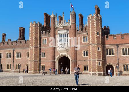 HAMPTON, GRANDE-BRETAGNE - 18 MAI 2014 : ce sont des visiteurs non identifiés à l'entrée de la première cour du palais de Hampton court. Banque D'Images