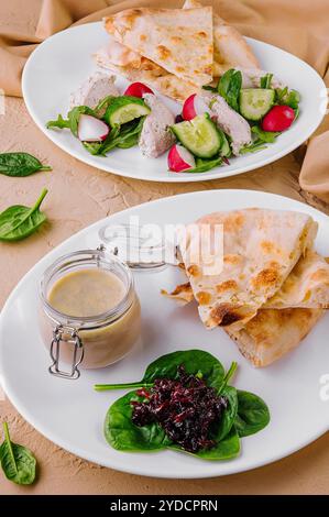 Pâté de foie de poulet maison avec oignons caramélisés et lavash Banque D'Images