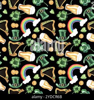 Patricks Day Seamless Pattern sur fond vert : chapeau, harpe, trèfle, monnaies, arc-en-ciel, verre de bière, coeurs verts. Aquarelle dessinée à la main Banque D'Images