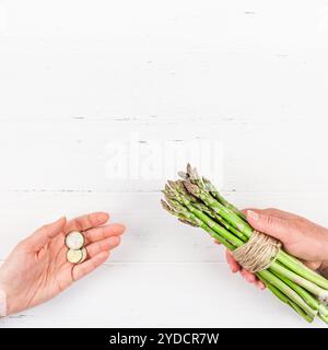 Asperges vertes fraîches dans les mains de la femme Banque D'Images