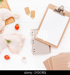 Cuisses de poulet crues fraîches aux herbes. Concept de cuisson Banque D'Images