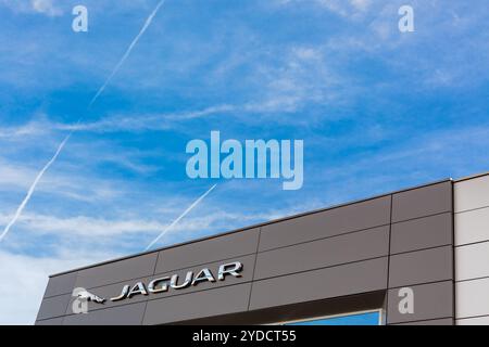 Logo de la marque Jaguar sur fond de ciel bleu vif Banque D'Images