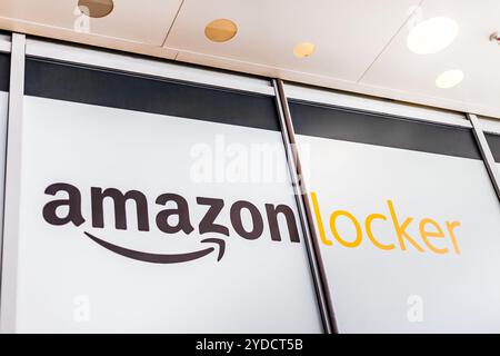 Amazon Locker dans le centre commercial, logo de la marque sur le point de ramassage pour les marchandises par correspondance. Lyon, France - 23 février 2020 Banque D'Images