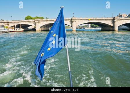 Drapeau de l'Union européenne agitant au vent sur le bateau Banque D'Images