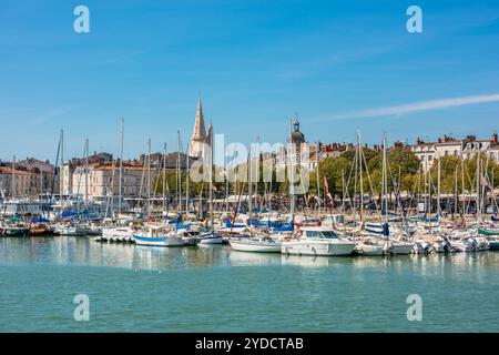 Vue sur les yachts dans le vieux port de la Rochelle France Banque D'Images