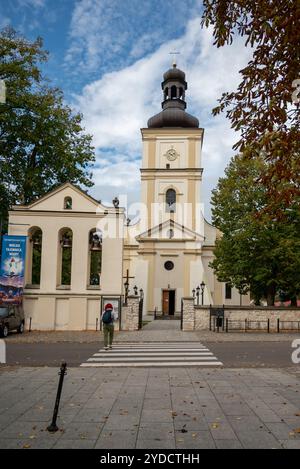 Narol, Pologne 28 septembre 2024 façade de l'église paroissiale et du clocher Banque D'Images