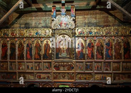 Radoz, Pologne septembre 28 2024 iconostase historique ou un mur d'icônes dans l'église orthodoxe grecque (tserkva) à Radroz , site classé au patrimoine mondial de l'UNESCO Banque D'Images