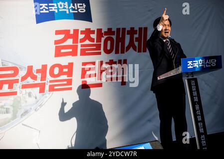 Corée du Sud le Parti pour la reconstruction de la Corée Cho Kuk, chef du Parti pour la reconstruction de la Corée, s'adressant à ses partisans lors d'un rassemblement exigeant la destitution du président Yoon Suk Yeol près du bureau des procureurs à Séoul, Corée du Sud, le 26 octobre 2024. Selon un sondage publié en octobre 25, l évaluation positive de la performance présidentielle de Yoon Suk Yeol est retombée à 20% en six semaines. La principale raison en était la manipulation présumée du cours des actions de Deutsche Motors par la première dame Kim Geun-hee. Séoul République de Corée Copyright : xMatrixxImagesx/xLeexKitaex Banque D'Images