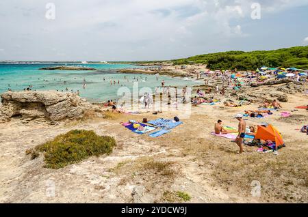 GALLIPOLI, ITALIE - 4 AOÛT : les gens profitent d'une belle journée à la plage de Punta della Suina près de Gallipoli, Pouilles, Italie, 4 août 2015. Banque D'Images