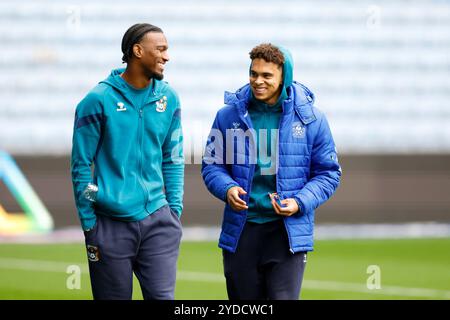 Haji Wright de Coventry City (à gauche) et Raphael Borges Rodrigues devant le Sky Bet Championship match à la Coventry Building Society Arena. Date de la photo : samedi 26 octobre 2024. Banque D'Images