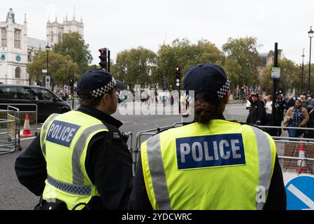 Westminster, Londres, Royaume-Uni. 26 octobre 2024. Les partisans de Stephen Yaxley-Lennon (alias Tommy Robinson) se rassemblent devant la gare de Victoria pour une marche de protestation vers Whitehall. Les thèmes de la manifestation incluent l'immigration, et une manifestation d'opposition organisée par Stand Up to Racism est prévue pour marcher à l'autre bout de Whitehall. Les unités de la police métropolitaine renforcent leur présence dans la région pour prévenir la violence, rejointes par des unités venues d'ailleurs. Robinson risque une peine de prison pour outrage au tribunal présumé. La police ferme l'accès à la place du Parlement Banque D'Images