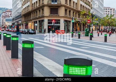 Feux de circulation modernes sur les passages piétons Banque D'Images