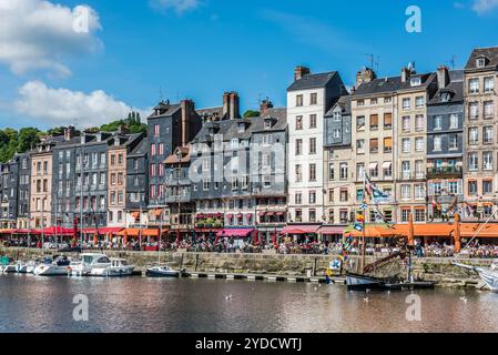 FRANCE, HONFLEUR - MAI 30 : Port de Honfleur en Normandie, France. Les maisons colorées et leur reflet dans l'eau le 30 mai 2015 Banque D'Images