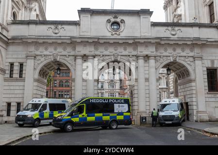 Westminster, Londres, Royaume-Uni. 26 octobre 2024. Les partisans de Stephen Yaxley-Lennon (alias Tommy Robinson) se rassemblent devant la gare de Victoria pour une marche de protestation vers Whitehall. Les thèmes de la manifestation incluent l'immigration, et une manifestation d'opposition organisée par Stand Up to Racism est prévue pour marcher à l'autre bout de Whitehall. Les unités de la police métropolitaine renforcent leur présence dans la région pour prévenir la violence, rejointes par des unités venues d'ailleurs. Robinson risque une peine de prison pour outrage au tribunal présumé. La police galloise bloque King Charles Street avec des fourgonnettes Banque D'Images