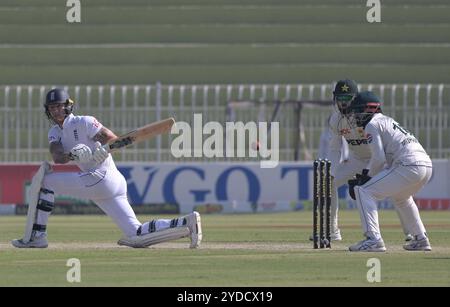 Rawalpindi, Pakistan. 26 octobre 2024. Ben, joueur anglais, est en action lors de la 3ème journée et du dernier test match de cricket entre le Pakistan et l'Angleterre Pindi Cricket Stadium à Rawalpindi (crédit image : © Raja Imran Bahadar/Pacific Press via ZUMA Press Wire) USAGE ÉDITORIAL SEULEMENT! Non destiné à UN USAGE commercial ! Banque D'Images