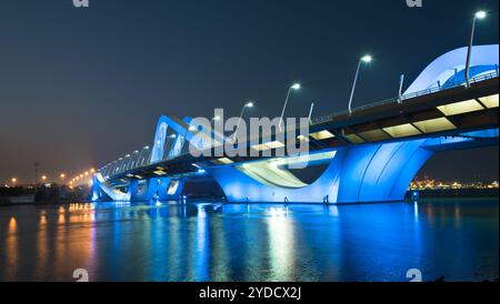 Pont Sheikh Zayed la nuit, Abu Dhabi, eau Banque D'Images