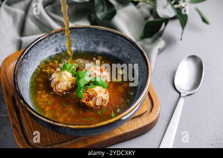 Soupe aux boulettes d'amande sur la vue de dessus Banque D'Images