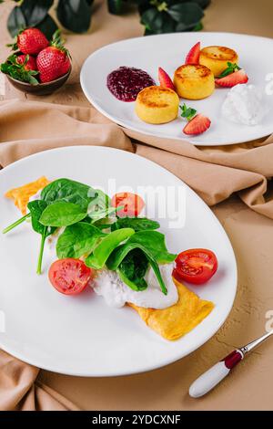 Omelette avec tomates et crêpes au fromage cottage pour le petit déjeuner Banque D'Images