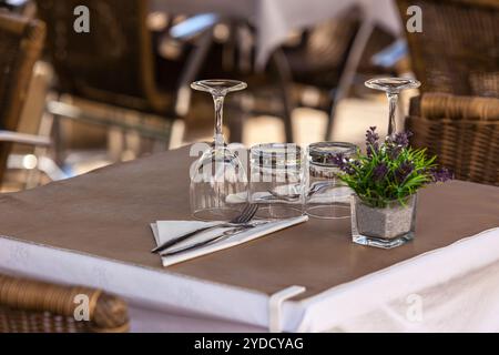 Tables de restaurant confortables prêtes pour le service Banque D'Images