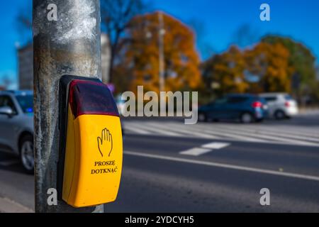 Interrupteur piéton jaune au passage à niveau, signaux sonores et lumineux pour les piétons Banque D'Images