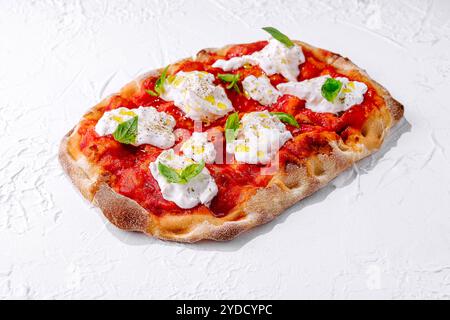 Pizza Margherita sur pierre blanche Banque D'Images