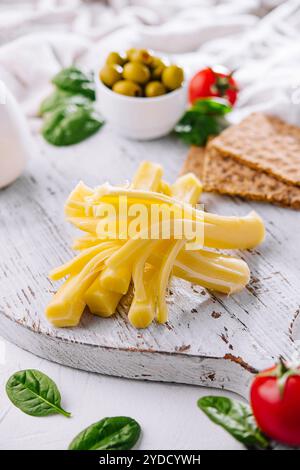 Fromage traditionnel slovaque à corde korbacik fait à la main Banque D'Images
