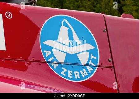 Air Zermatt à Zermatt, Wallis, Suisse. Logo sur hélicoptère à l'héliport de Zermatt. Compagnie aérienne suisse, sauvetage en hélicoptère, tourisme et transport. Banque D'Images