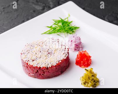 Bœuf haché, steak tartare servi et cornichons Banque D'Images