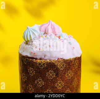 Gâteaux de Pâques traditionnels avec meringue sur fond jaune Banque D'Images